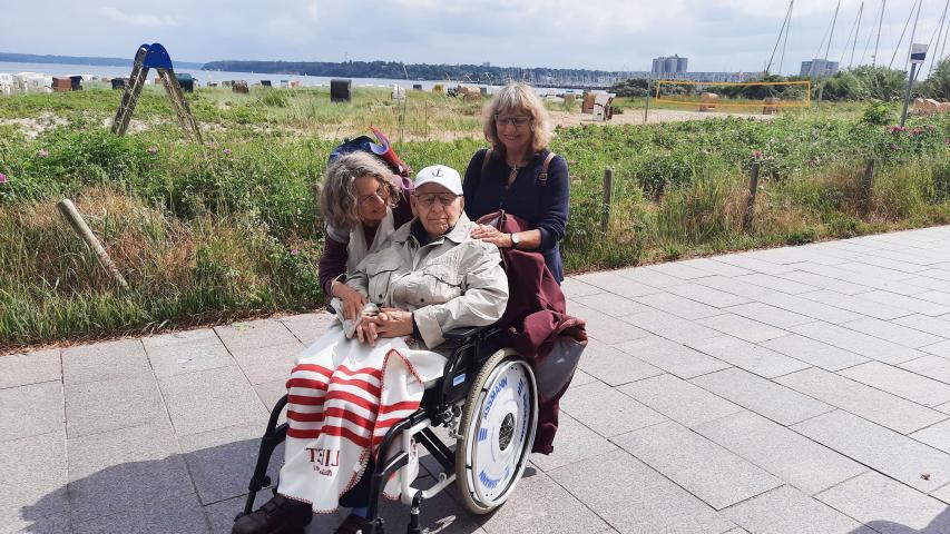 Herr W. und seine Begleitung beim Ausflug an die Ostsee Herr W. und seine Begleitung beim Ausflug an die Ostsee