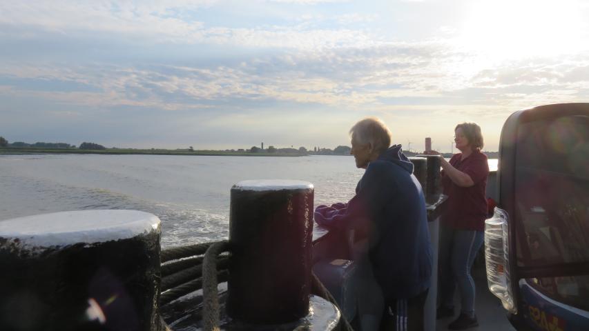 Wünschewagen bei Sonnenuntergang auf der Elbfähre Glückstadt Wünschewagen bei Sonnenuntergang auf der Elbfähre Glückstadt