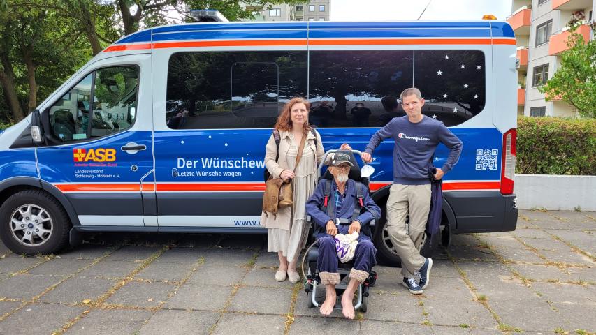 Unser Fahrgast mit Familie vor dem Wünschewagen Unser Fahrgast mit Familie vor dem Wünschewagen