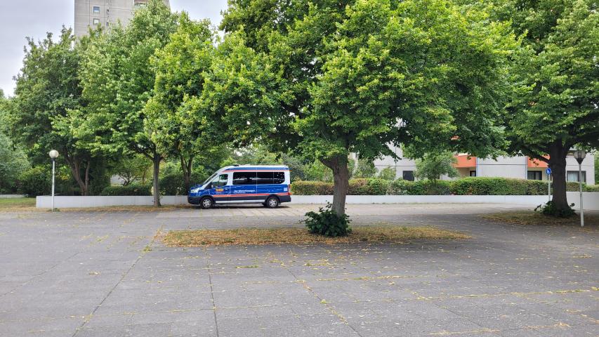 Der Wünschewagen auf dem Parkplatz Der Wünschewagen auf dem Parkplatz