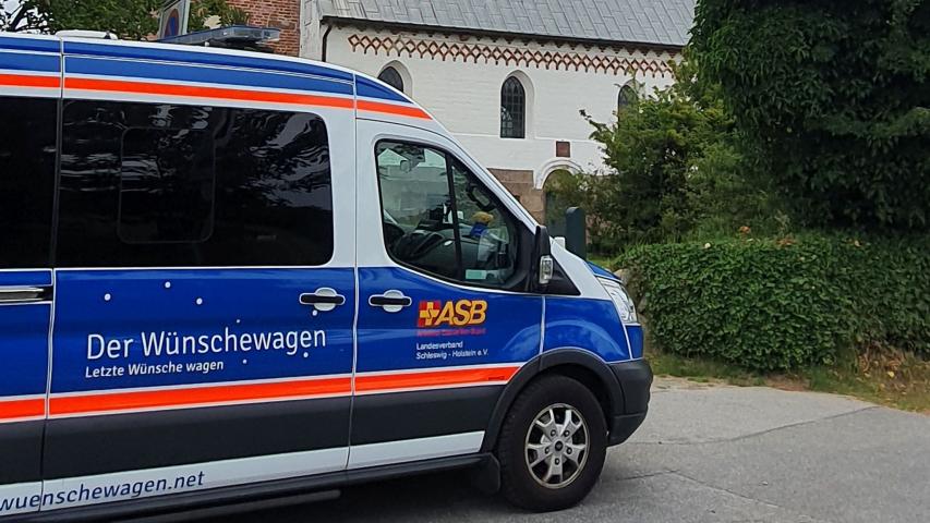 Der Wünschewagen vor der Kirche St. Severin in in Keitum auf Sylt Der Wünschewagen vor der Kirche St. Severin in in Keitum auf Sylt