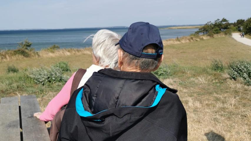 Herr R. und seine Lebensgefährtin schauen aufs Meer Herr R. und seine Lebensgefährtin schauen aufs Meer