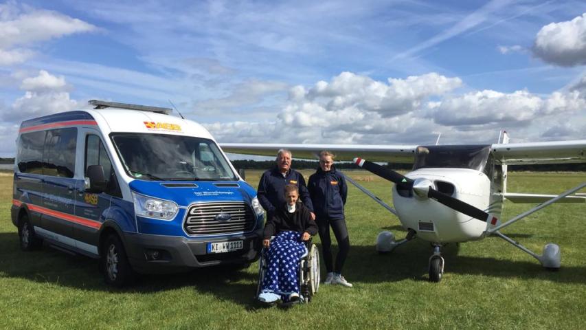 Gabriela vor dem Wünschewagen und dem Flugzeug Gabriela vor dem Wünschewagen und dem Flugzeug