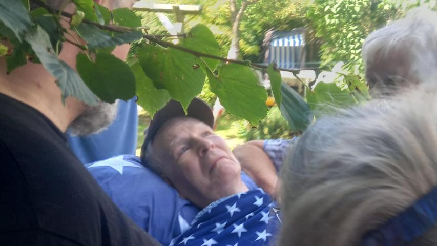 20240729-Frank2 Frank im Garten des Sommerhauses