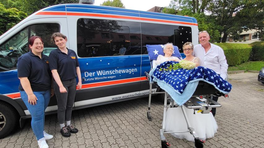 Frau H. auf der Trage vor dem Wünschewagen Frau H. auf der Trage vor dem Wünschewagen