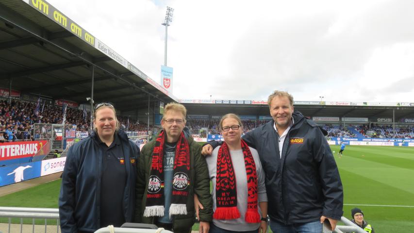 Stephan, seine Schwester Katja und die Wunscherfüller:innen Simone und Lars Stephan, seine Schwester Katja und die Wunscherfüller:innen Simone und Lars