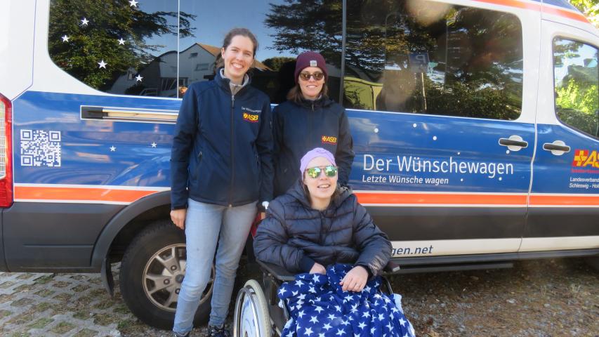 Frau K. mit Wunscherfüllerinnen vor dem Wünschewagen Frau K. mit Wunscherfüllerinnen vor dem Wünschewagen