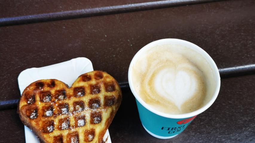 Kaffee und eine leckere Waffel zur Stärkung Kaffee und eine leckere Waffel zur Stärkung