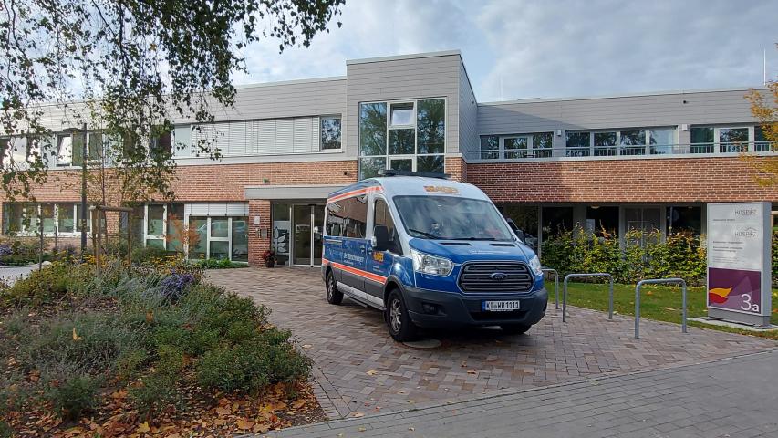 Der ASB-Wünschewagen vor dem Meldorfer Hospiz Der ASB-Wünschewagen vor dem Meldorfer Hospiz