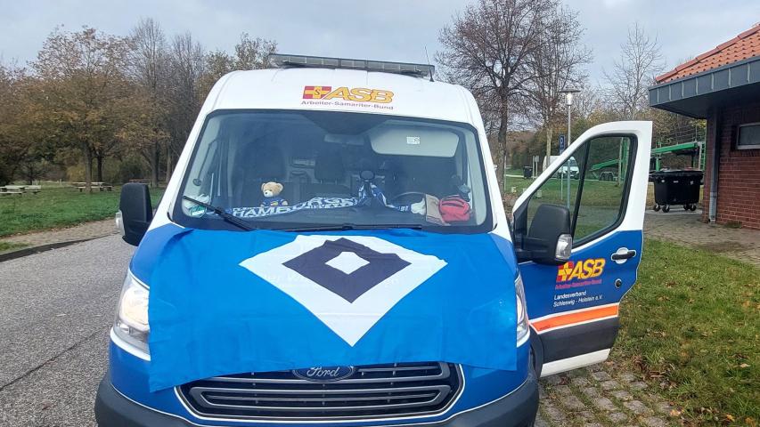 Der ASB-Wünschewagen mit HSV-Fahne Der ASB-Wünschewagen mit HSV-Fahne