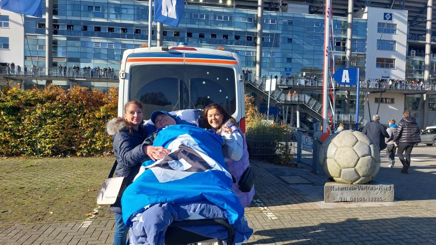 Rüdiger und seine Begleiterinnen Nicole und Rebecca vor dem Wünschewagen Rüdiger und seine Begleiterinnen Nicole und Rebecca vor dem Wünschewagen