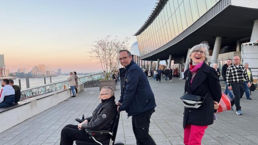 Herr S. und seine Nicht vor dem Theater Herr S. und seine Nicht vor dem Theater