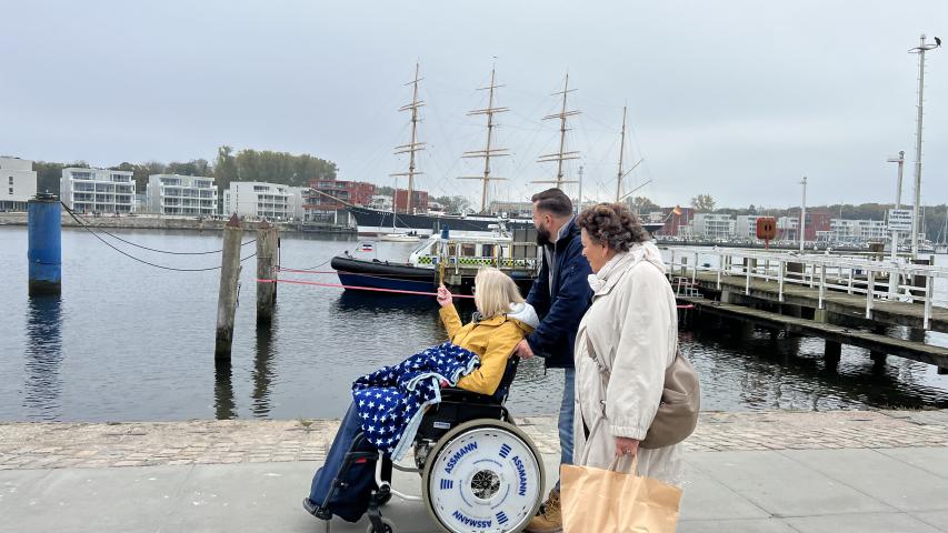 Elke und Ihre Freundin am Travemünder Hafen Elke und Ihre Freundin am Travemünder Hafen