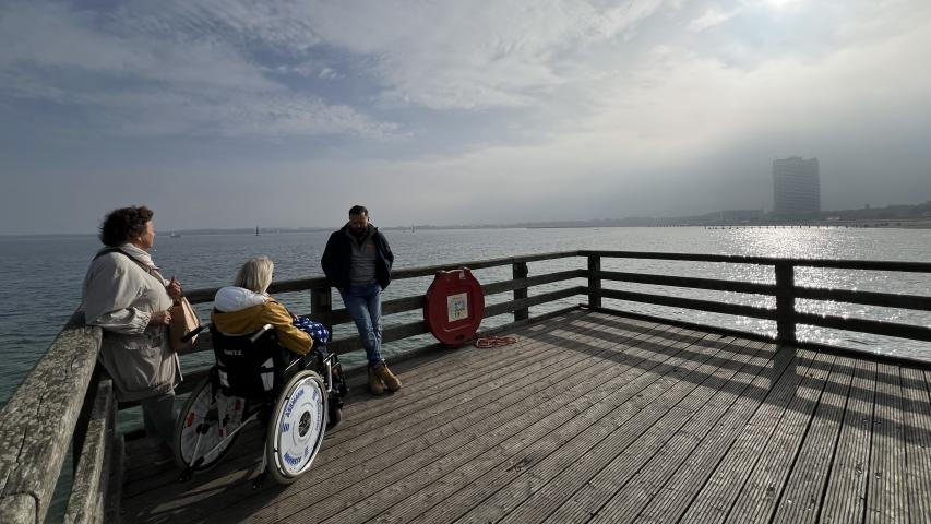 Elke und Ihre Freundin auf der Seebrücke Elke und Ihre Freundin auf der Seebrücke