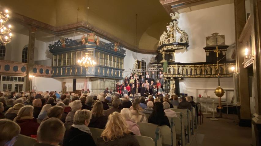 Der Gospelchor Pahlen singt in der Kirche Der Gospelchor Pahlen singt in der Kirche
