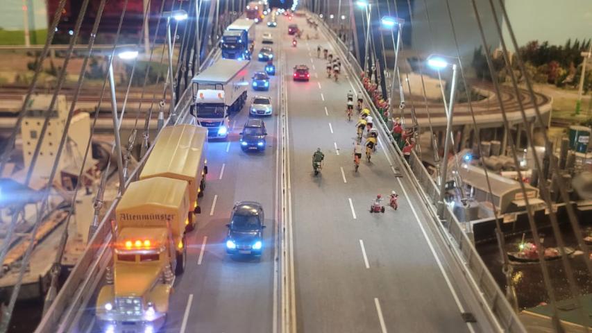 Eine Autobahnbrücke überspannt die Miniaturlandschaft Eine Autobahnbrücke überspannt die Miniaturlandschaft